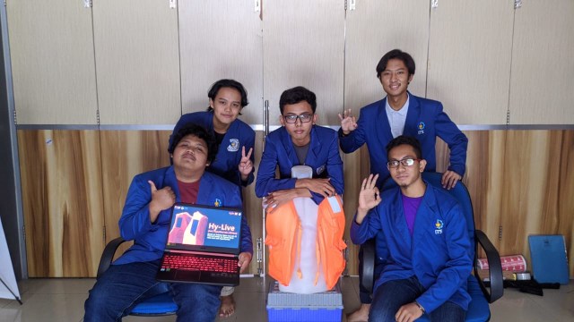 Anggota Tim Demits Evo 1 ITS terdiri dari (atas dari kiri) Athallah Ramadhan, Ferdina Ramadansyah, Dyon Athallah Ramadhan, serta (bawah dari kiri) Saktiawan Okto Bertha Agustien dan Galih Sukma Adjie bersama prototipe pelampung Hy-Live.