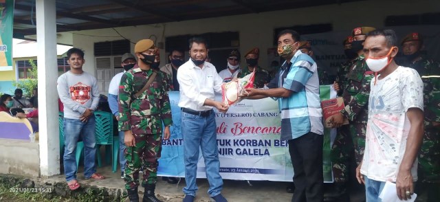 General Manager PT Pelindo IV (Persero) Cabang Ternate Herryanto menyerahkan bantuan yang diterima Kepala Desa Roko. Foto: Istimewa