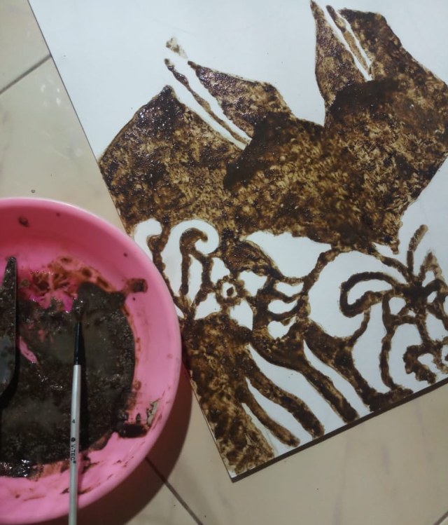 Kreativitas Siho memakai ampas kopi jadi lukisan yang laku jutaan rupiah. Foto-foto: Dok. Pribadi