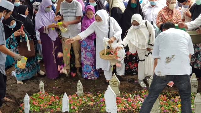 Pemakaman jenazah Yumna dan keluarganya di Pontianak. Yumna beserta ibu, kakek, nenek, dan sepupunya, adalah penumpang pesawat Sriwijaya Air SJ 182 yang jatuh di perairan Kepulauan Seribu. Foto: Leo Prima/Hi!Pontianak