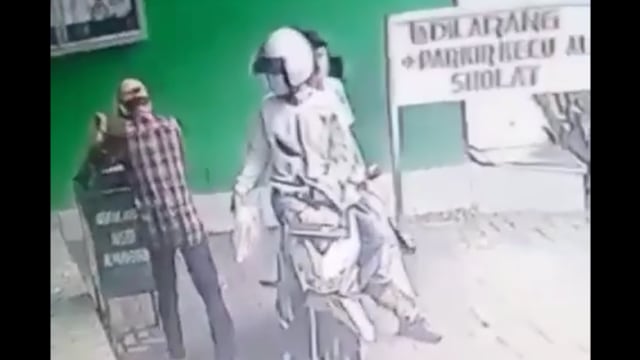 Tiga pelaku pencurian kotak amal di Jakarta Utara terekam CCTV.
 Foto: Dok. Istimewa