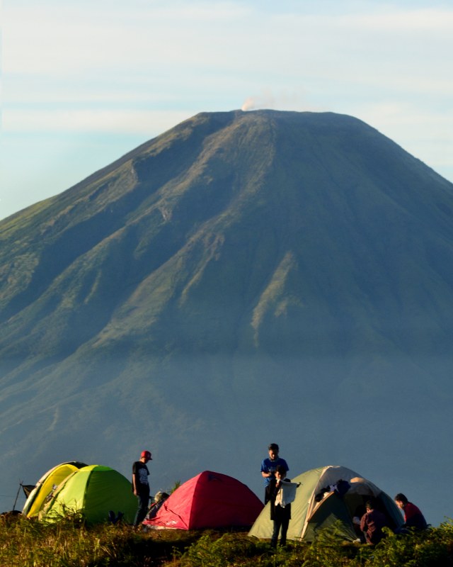 Berkemah di ujung Gunung Prau (Foto: Dok. Yuk Jelajah/Jamal Mahfudz)