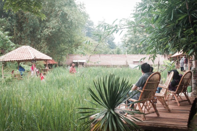 Suasana nongkrong bersama rekan-rekan di Maknoni Village | Foto: Dok. Lampung Geh