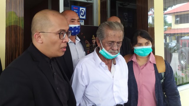 Koswara (tengah) di Sentra Pelayanan Kepolisian Terpadu (SPKT) Mapolda Jabar, Bandung, Senin (25/1).  Foto: Rachmadi Rasyad/kumparan