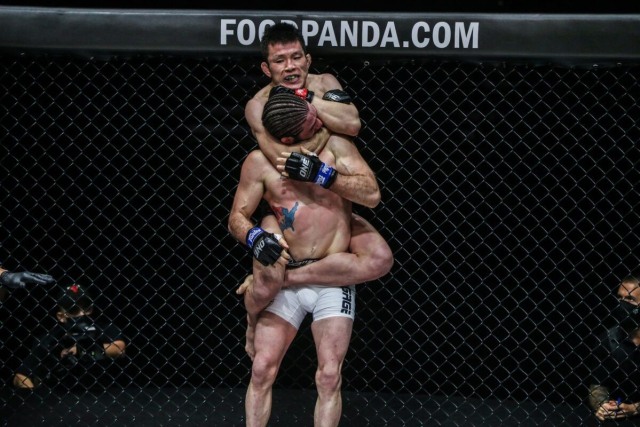 Shinya "Tobikan Judan" Aoki menerapkan kuncian Neck Crank pada James Nakashima dalam laga seni bela diri campuran pada Jumat malam, 22 Januari. (ONE Championship)