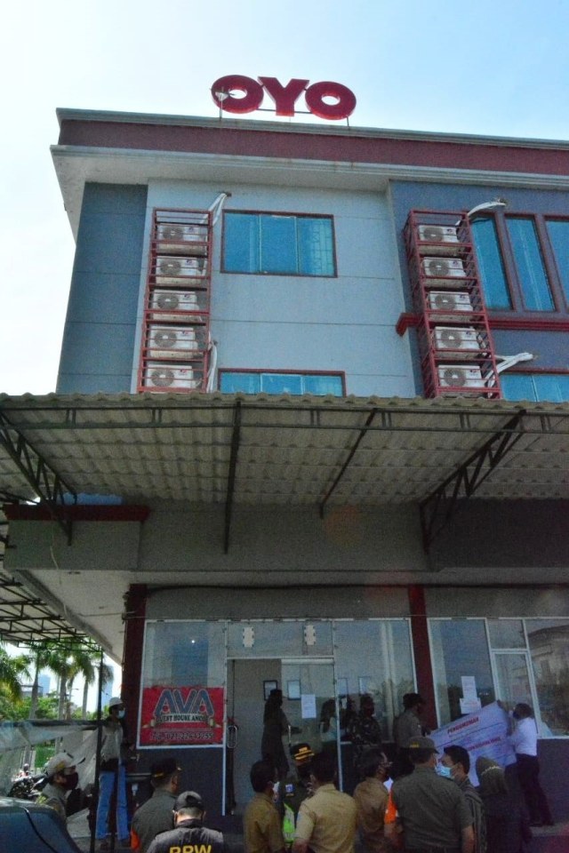 Satpol PP DKI Jakarta menyegel penginapan AVA Guest House Ancol di Komplek Ruko Permata Ancol, Pademangan, Jakarta Utara, Senin (25/1).  Foto: Satpol PP DKI Jakarta