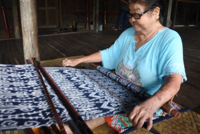 Pengrajin membuat tenun ikat di Rumah Betang Ensaid Panjang, Kecamatan Kelam Permai, Sintang. Foto: Dok. Syukur Saleh