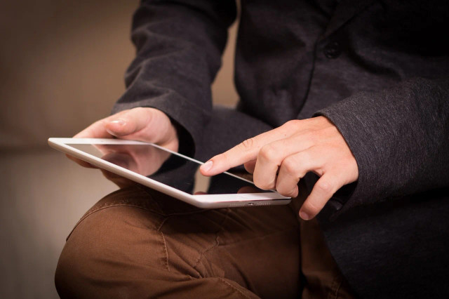 Ilustrasi orang sedang menipu di Facebook. Foto: pixabay