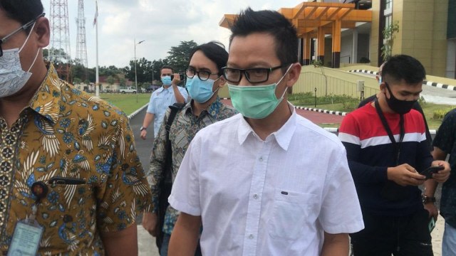 KEPALA Bea Cukai Tembilahan, Indragiri Hilir, Ari Wibawa Yusuf, mendatangi Mapolda Riau untuk dimintai keterangan terkait tewasnya pengusaha Bugis asal Batam, Kepulauan Riau, Haji Permata, Kamis (21/1/2021)