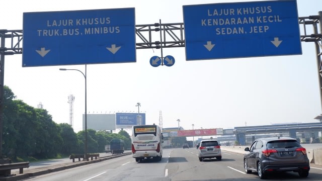 Rambu lalu lintas di ruas tol Jakarta-Cikampek Foto: Aditya Pratama Niagara/kumparan