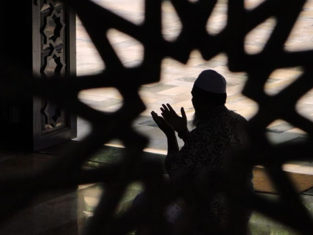 Berdoa Setelah Menjalankan Sholat Wajib. Foto: dok WallpaperAccess