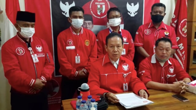 Ketum Projamin Ambroncius Nababan (membawa kertas) meminta maaf. Foto: Dok. Istimewa