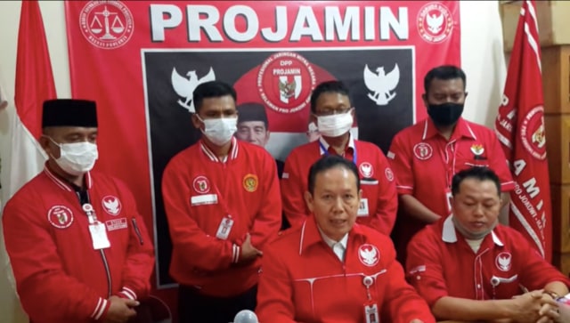 Ketum Projamin Ambroncius Nababan (membawa kertas) meminta maaf. Foto: Dok. Istimewa