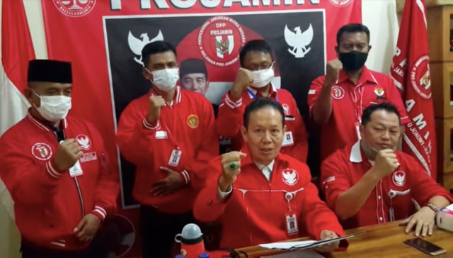 Ketum Projamin Ambroncius Nababan  (membawa kertas) meminta maaf. Foto: Dok. Istimewa