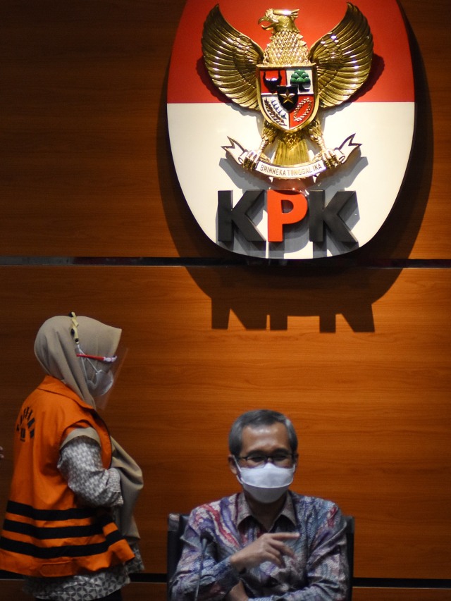 Wakil Ketua KPK Alexander Marwata (kanan) memberikan keterangan dalam konferensi pers penetapan tersangka baru kasus dugaan korupsi pengadaan Citra Satelit Resolusi Tinggi (CSRT). Foto: Indrianto Eko Suwarso/Antara Foto