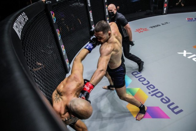 Rade Opacic (tengah) kembali menang KO atas lawannya pada Jumat, 22 Januari, dalam ajang ONE: UNBREAKABLE (ONE Championship)