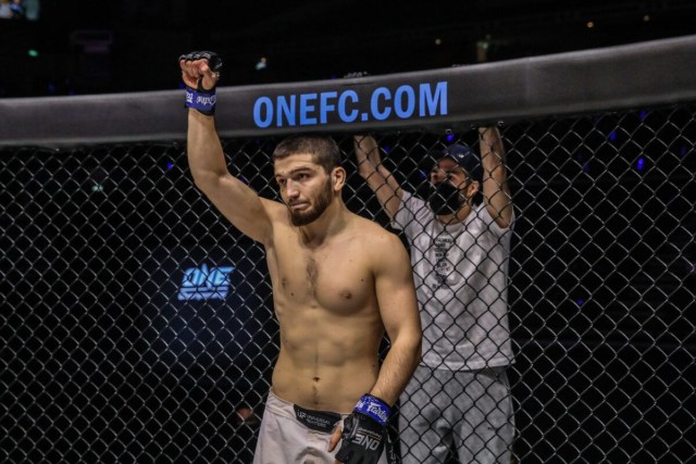 Gadzhimurad Abdulaev tampil mengejutkan usai mengalahkan mantan Juara Dunia ONE Welterweight asal Swedia Zebaztian Kadestam dalam ajang ONE: UNBREAKABLE (ONE Championship)