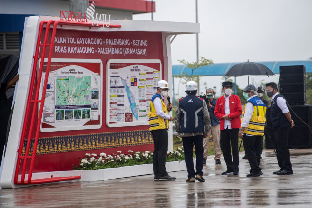 Presiden Joko Widodo (ketiga kanan) didampingi Menteri PUPR Basuki Hadimuljono dan pejabat lainnya melihat peta Tol Palembang-Kayu Agung di gerbang Tol Kramasan di Desa Ibul Besar III, Pemulutan, Ogan Ilir (OI), Sumatera Selatan, Selasa (26/1). Foto: Nova Wahyudi/ANTARA FOTO