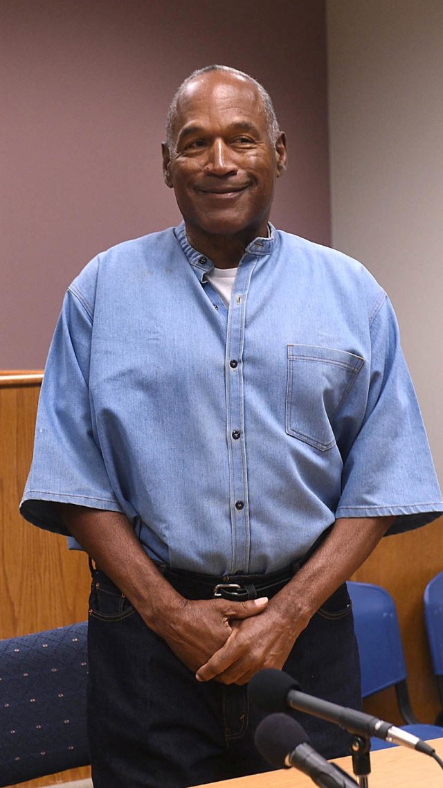 Mantan atlet NFL, O.J. Simpson menyaksikan saat sidang pembebasan bersyarat di Lovelock Correctional Center di Lovelock, Nevada pada 20 Juli 2017.  Foto: Sholeh L MOLL-MASUMI/POOL/AFP