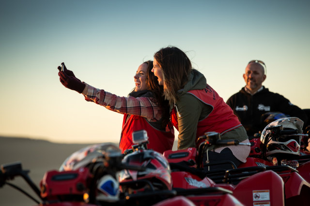 Kamu bisa menikmati sunrise dan sunset di Australia. Tak hanya hemat, kegiatan ini juga berkesan. Foto: Tourism Australia