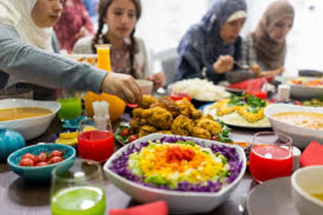 Ilustrasi membaca doa sesudah makan dan minum. Sumber: Ahlan Wa Sahlan