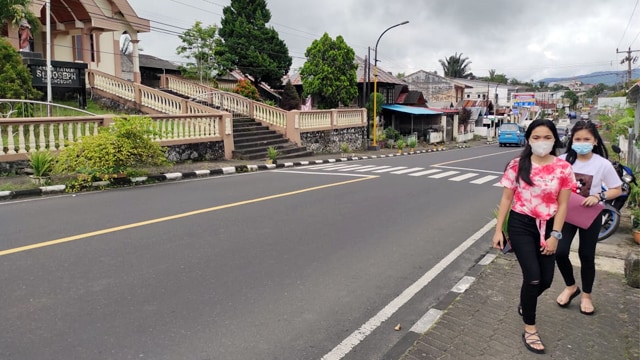 Lokasi kejadian mobil diduga milik pimpinan DPRD Sulawesi Utara menyeret istrinya karena ketahuan sedang bersama dengan selingkuhannya. (foto: febry kodongan/manadobacirita)
