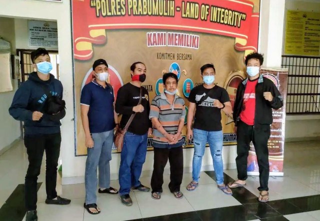 Syamsul Bahri (tengah), seorang anak yang menggorok leher ibu kandungnya di Prabumulih, Sumsel. (foto: istimewa)