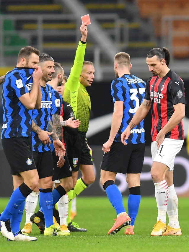 Pemain AC Milan Zlatan Ibrahimovic mendapat kartu merah saat perempat final Coppa Italia melawan Inter Milan di San Siro, Milan, Italia. Foto: Daniele Mascolo/Reuters