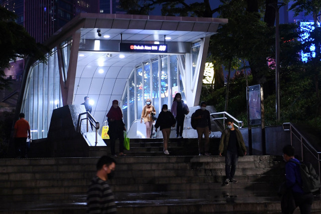 Pekerja berjalan keluar dari Stasiun MRT Dukuh Atas, Jakarta, Selasa (26/1). Foto: Wahyu Putro A/Antara Foto