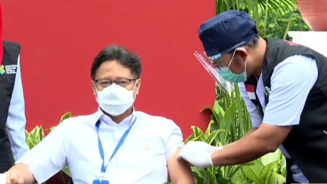 Menkes Budi Gunadi Sadikin disuntik vaksin corona Sinovac dosis ke-2 di Istana Negara, Jakarta, Rabu (27/1).
 Foto: Youtube/@Sekretariat Presiden