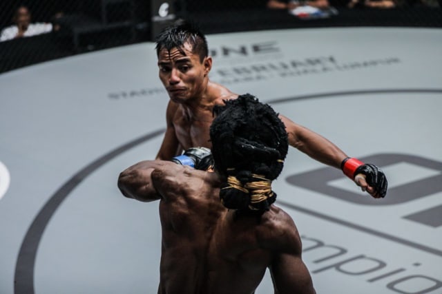 Stefer Rahardian siap melayangkan pukulan pada Jerome S. Paye dalam sebuah laga di ONE Championship (ONE Championship)