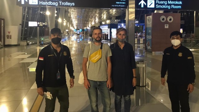Pasangan suami istri berkebangsaan Belarus bernama Volha Kobets dan Siarhei Bautrukevich dideportasi dari Indonesia. Foto: Dok. Istimewa