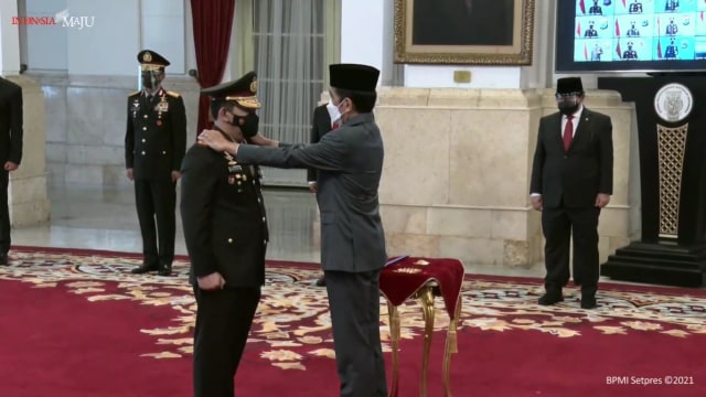 Penyematan tanda pangkat dan tanda jabatan Kapolri Komjen Pol Listyo Sigit Prabowo oleh Presiden Joko Widodo di Istana Negara, Rabu (27/1). Foto: Youtube/Sektretariat Presiden