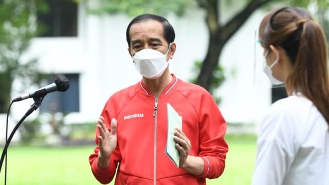 Presiden Joko Widodo memberikan keterangan pers usai disuntik vaksin corona Sinovac dosis ke-2 di Istana Negara, Jakarta, Rabu (27/1).
 Foto: Biro Pers Sekretariat Presiden