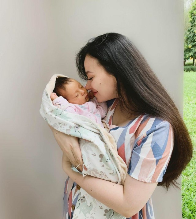 Asmirandah dan anaknya. Foto: Instagram Asmirandah