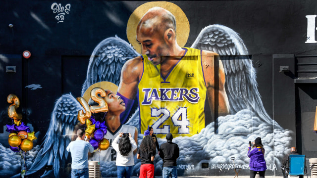 Penghormatan satu tahun kematian Kobe Bryant. Foto: REUTERS/Mario Anzuoni