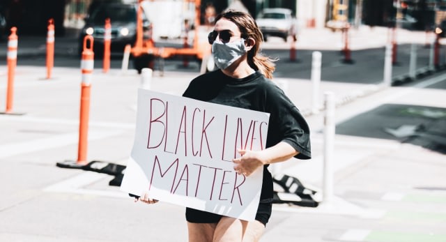 Ilustrasi tindakan tolak rasisme. Foto: Unsplash/ @loganweaver