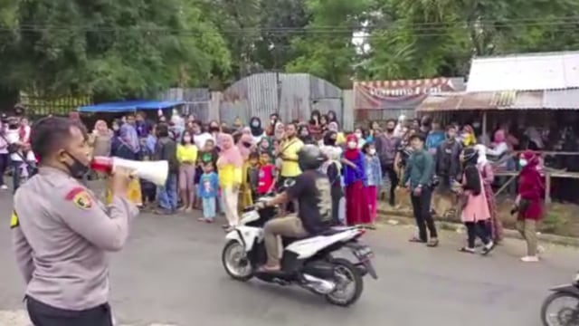 Polisi membubarkan kerumunan warga yang menonton syuting sinetron 'Ikatan Cinta' di Beth Kasegaran Theresia Senior Living & Resort di Jalan Gunung Geulis Pasir Angin, Kecamatan Megamendung, Kabupaten Bogor, pada Rabu (27/1). Foto: Dok. Istimewa