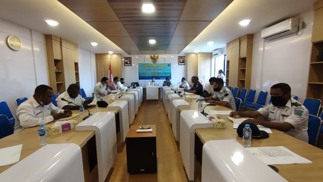 Sosialisasi Peraturan Daerah Kota Sorong Nomor 2 Tahun 2020 tentang Retribusi Daerah pada Pelabuhan Rakyat Kota Sorong, yang berlangsung di Ruang Anggrek Kantor Wali Kota Sorong, Rabu (27/1), foto : Yanti