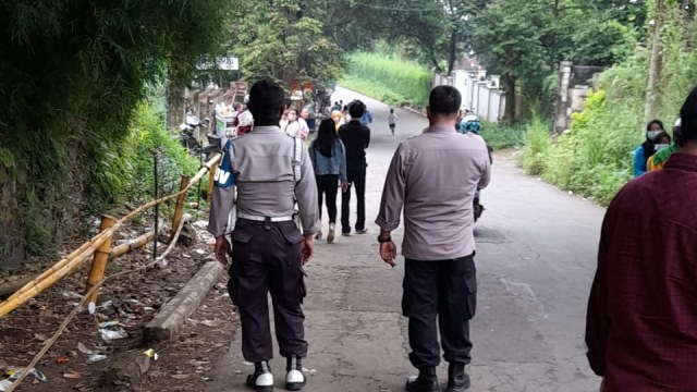 Polisi perketat lokasi syuting sinetron Ikatan Cinta di Puncak, Bogor, Jawa Barat, Rabu (27/1). Foto: Dok. Istimewa