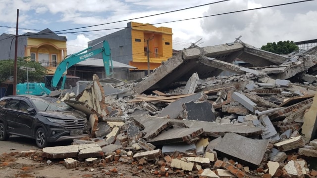 Reruntuhan rumah warga akibat gempa 6,2 magnitudo yang mengguncang Mamuju dan Majene pada Jumat (15/1) dini hari. Foto: Adi Pallawalino/SulbarKini