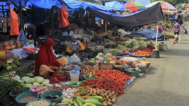 Aktivitas pedagang di Pasar Lama, Mamuju  Sulawesi Barat, Rabu (27/1/2021). Foto: Akbar Tado/ANTARA FOTO