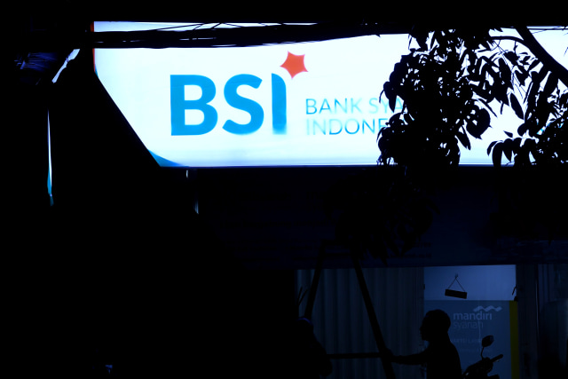 Pekerja menutup logo bertuliskan Bank Syariah Indonesia di Jakarta, Rabu (27/1).
Foto: Wahyu Putro A/Antara Foto