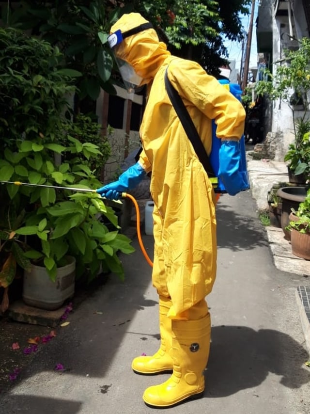 Petugas menyemprotkan disinfektan di jalan gang, Kelurahan Rawa Jati. Foto: Kelurahan Rawa Jati