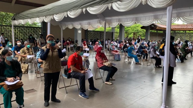 Program vaksinasi corona massal Nakes di Graha Sabha Kampus UGM Yogyakarta, Kamis (28/1). Foto: Kemkes RI