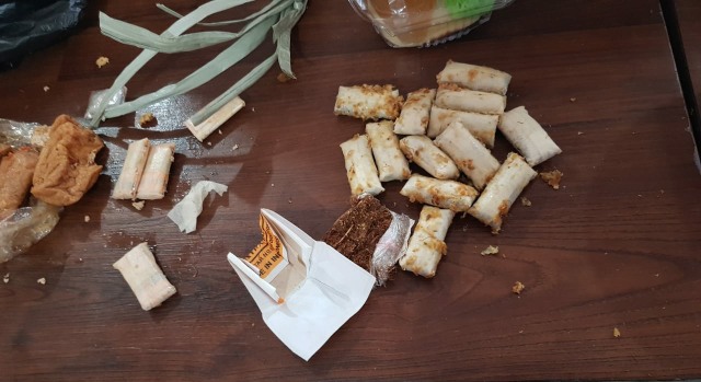 50 poket kecil isi tembakau diduga narkotika ditemukan di dalam kepalan mendol, makanan khas Malang. Makanan ini akan dikirim ke warga binaan di Lapas Kelas I Lowokwaru, Malang. Foto : Humas Lapas Lowokwaru.