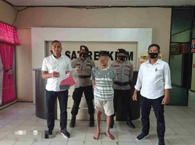 Tersangka penipuan dan penggelapan terhadap seorang wanita berkedok pacaran di dunia maya saat diamankan di Mapolres Kendari. Foto: Dok. Istimewa.