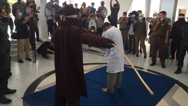 Suasana hukuman cambuk kepada pasangan sesama jenis (gay) di Gedung Taman Sari, Kota Banda Aceh.
 Foto: Zuhri Noviandi/kumparan