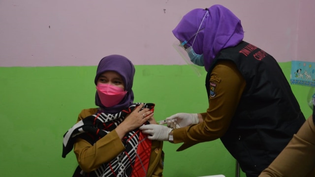 Petugas kesehatan Kabupaten Tangerang disuntik vaksin corona Sinovac.  Foto: Dok. Istimewa