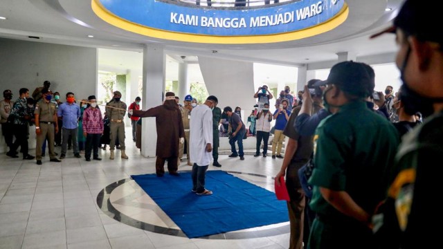 Eksekusi hukuman cambuk terhadap pelanggar syariat Islam di Banda Aceh yang dipusatkan di Taman Bustanussalatin (Taman Sari) Banda Aceh, Kamis (28/1). Foto: Suparta/acehkini